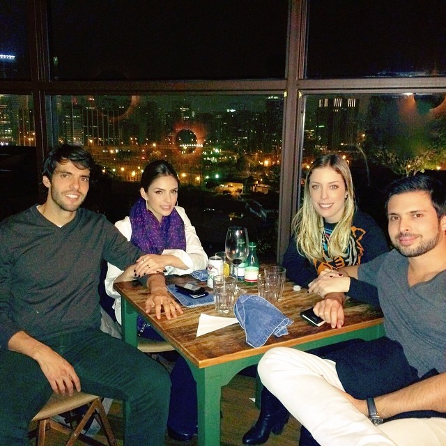 Kaká e Carol Celico jantam com amigos em São Paulo