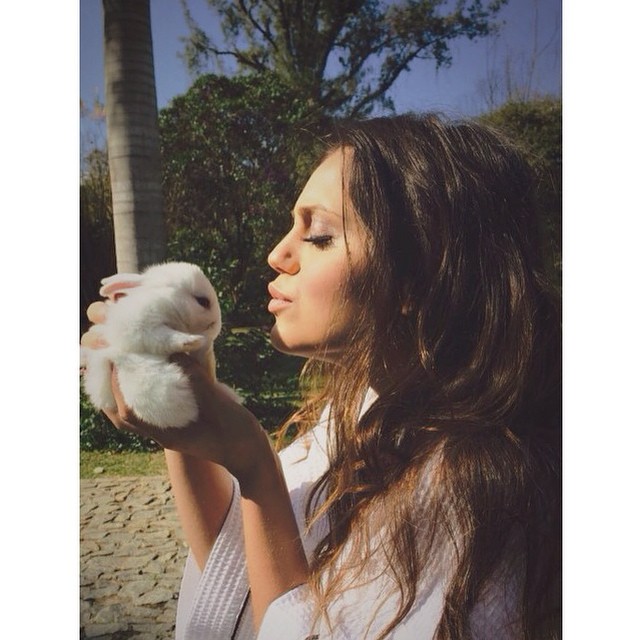 Jessika Alves posa com coelhinho para a Playboy: ‘Amor à primeira vista’
