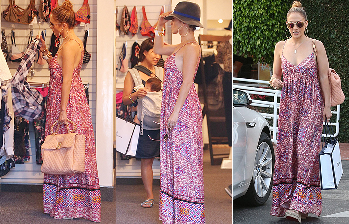 Com vestido decotado, Jennifer Lopez faz compras com amiga em Los Angeles