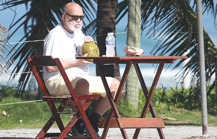 Lima Duarte toma água de coco em dia de sol no Rio de Janeiro