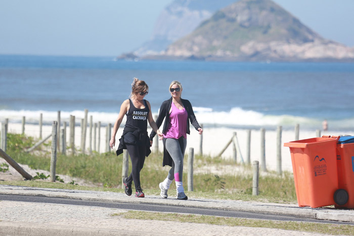 Ellen Rocche caminha com amiga em dia de sol no Rio