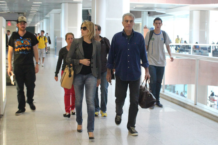 Bianca Rinaldi acena para fãs antes de embarcar em aeroporto no Rio de Janeiro