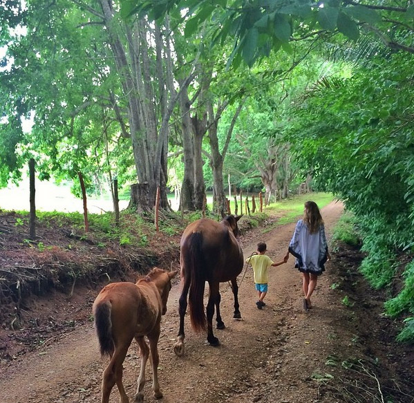 Gisele Bündchen passeia em fazenda com o filho