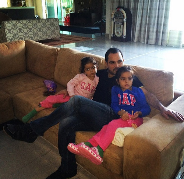 Luciano Camargo assiste a filme com as filhas