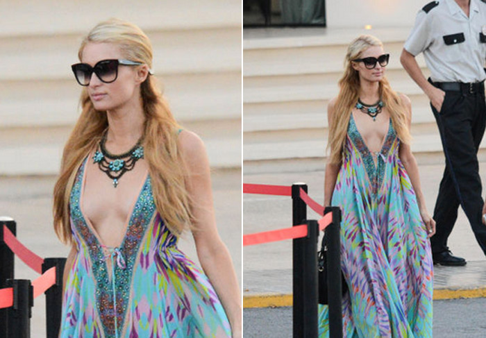 Paris Hilton usa vestido bem ousado em passeio por Ibiza