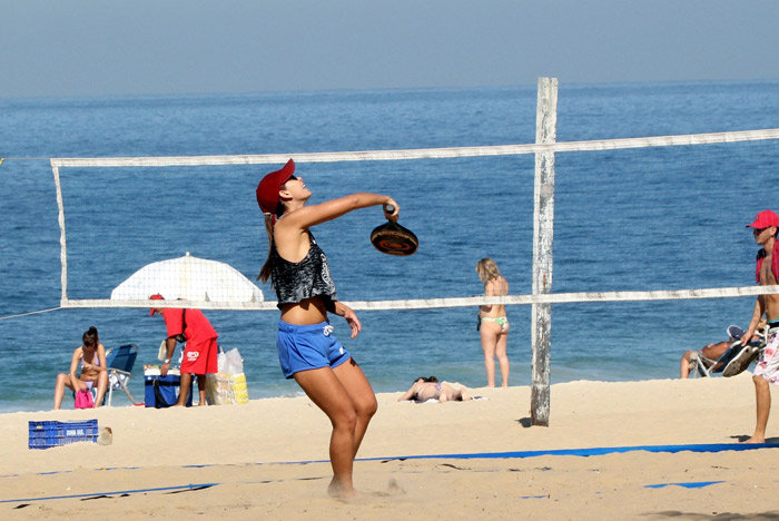 Letícia Wiermann tem aula de tênis de praia em Ipanema