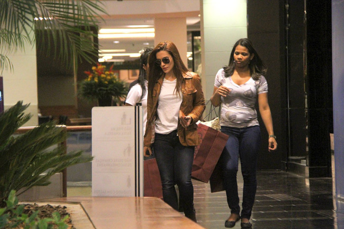 Cleo Pires passeia em shopping com a carteira na mão