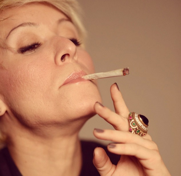 Patrícia Marx polemiza e posta foto fumando maconha: ‘Fumo porque quero’