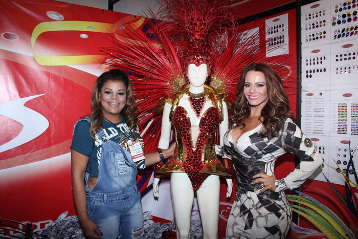 Viviane Araújo prestigia feira de Carnaval no Rio