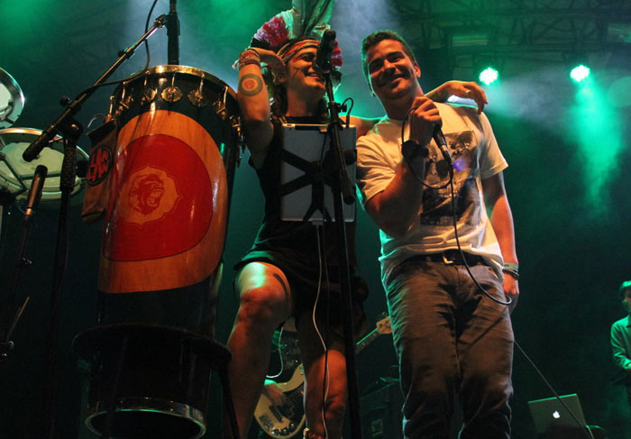 Thiago Martins solta a voz em show da banda Moinho