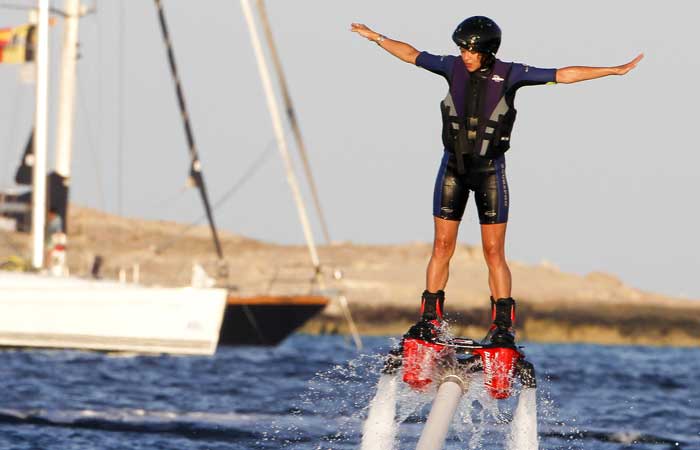 Michelle Rodriguez se diverte com flyboard aquático em Ibiza