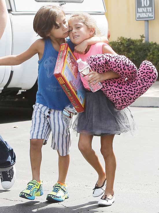 Filhos de Jennifer Lopez esbanjam carinho um com o outro