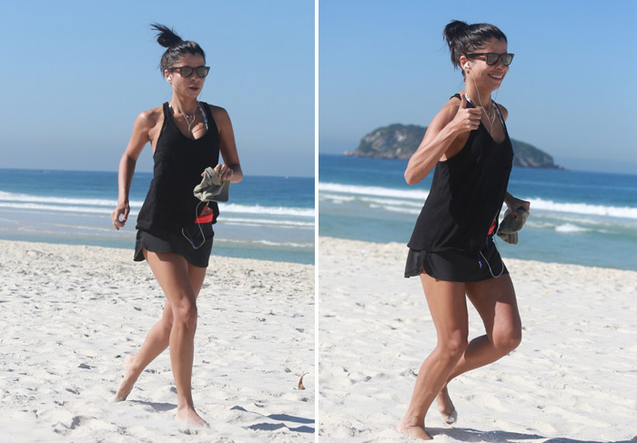 Anna Lima acena para fotógrafos durante corridinha na praia 