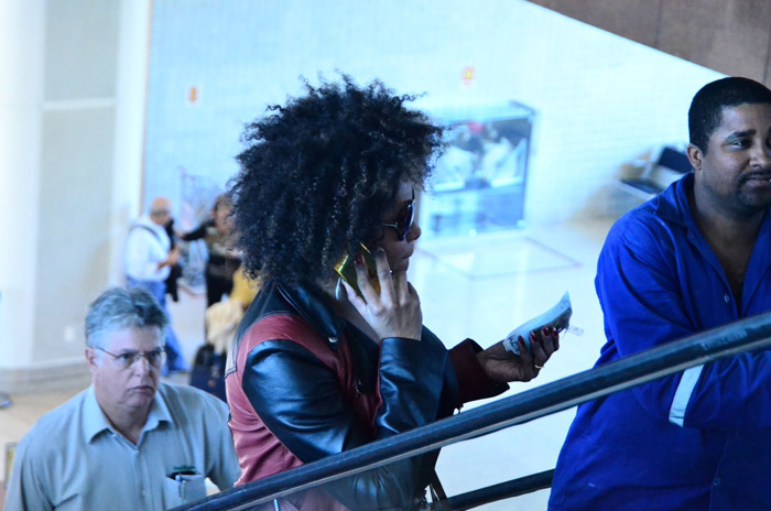 Thiago Martins e Di Ferrero atendem a fãs no aeroporto Santos Dumont