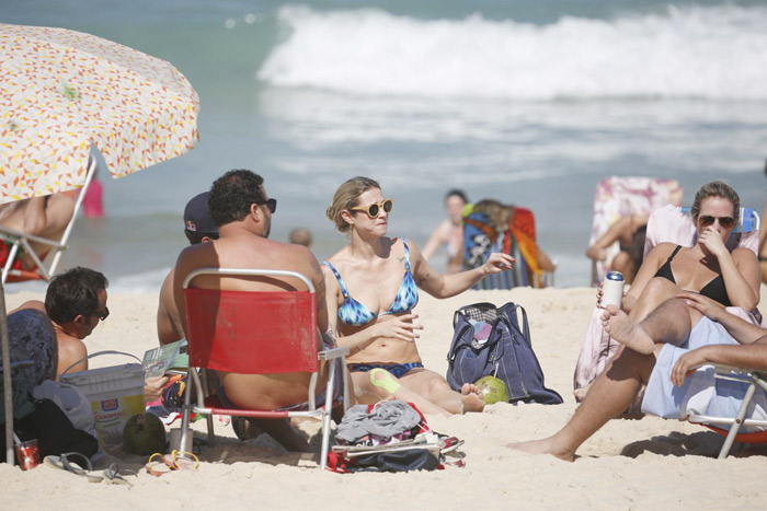 Mão boba! Pedro Scooby faz carinho no bumbum de Luana Piovani em dia de praia