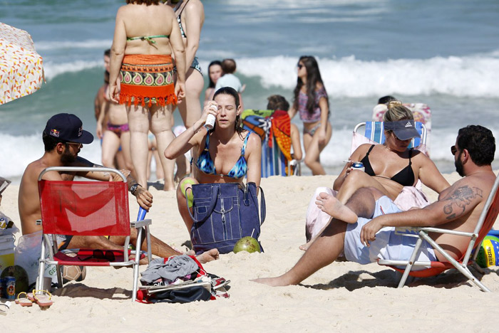 Mão boba! Pedro Scooby faz carinho no bumbum de Luana Piovani em dia de praia