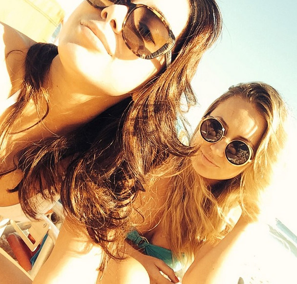 Anitta curte dia de sol na praia com amiga