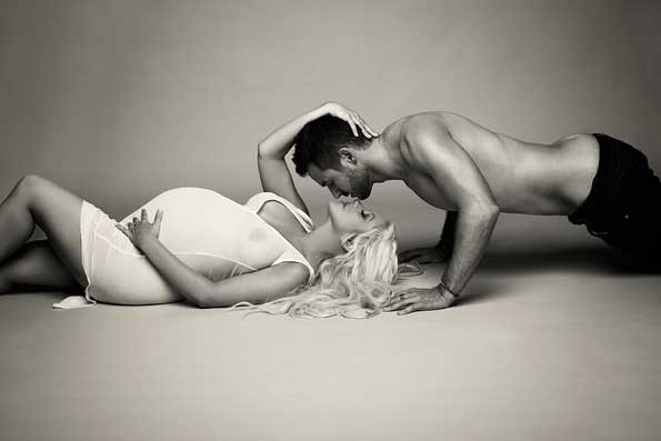 Christina Aguilera posa nua na reta final de sua segunda gravidez