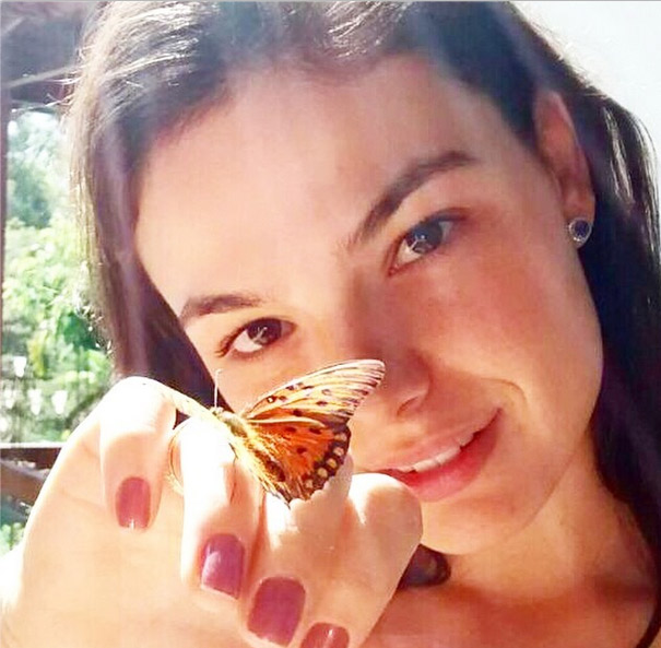 Ísis Valverde se encanta com borboleta em dia de praia no Rio