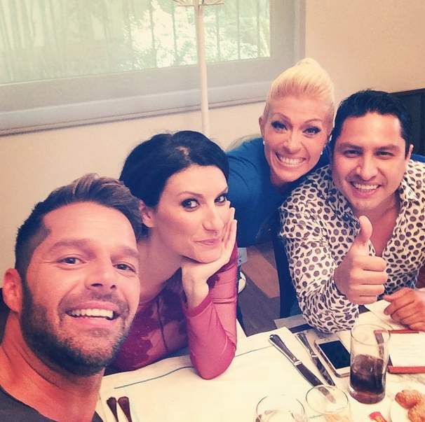 Colegas do La Voz, Ricky Martin posta foto junto com Laura Pausini