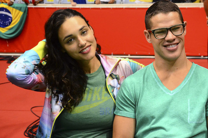 José Loreto e Débora Nascimento curtem jogo de basquete no Maracanãzinho