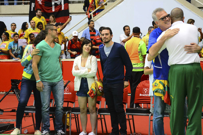 José Loreto e Débora Nascimento curtem jogo de basquete no Maracanãzinho