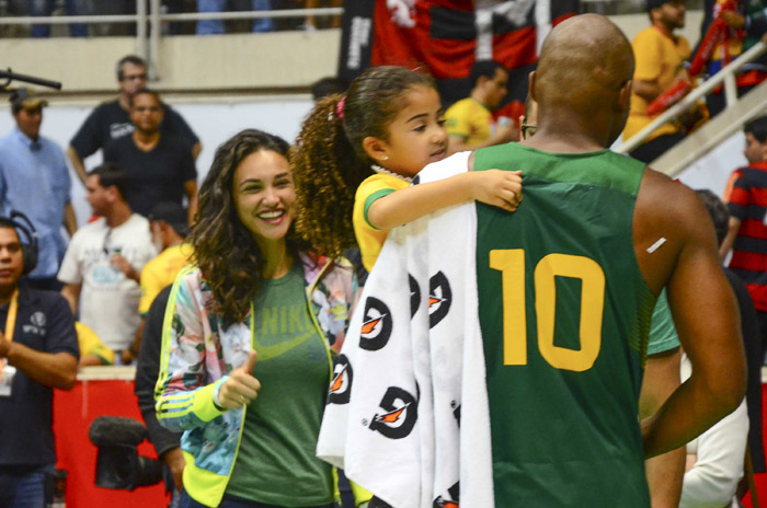 José Loreto e Débora Nascimento curtem jogo de basquete no Maracanãzinho