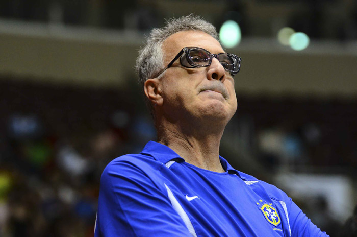 José Loreto e Débora Nascimento curtem jogo de basquete no Maracanãzinho