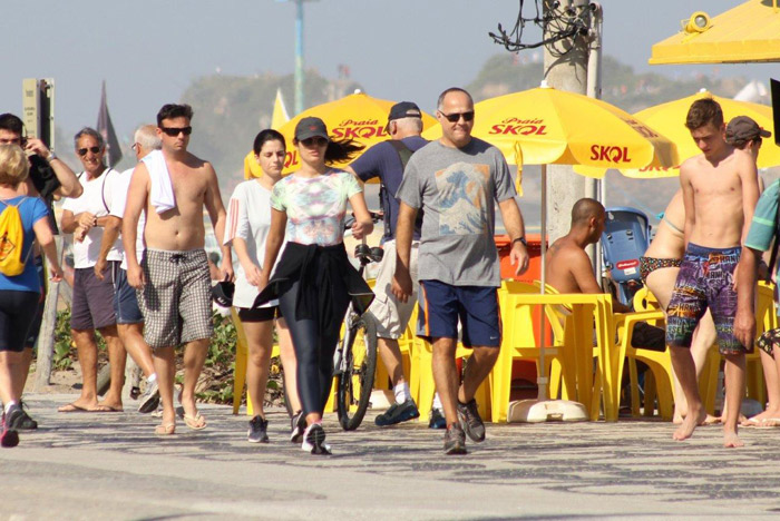 Patrícia Poeta caminha pela orla de Ipanema com o marido