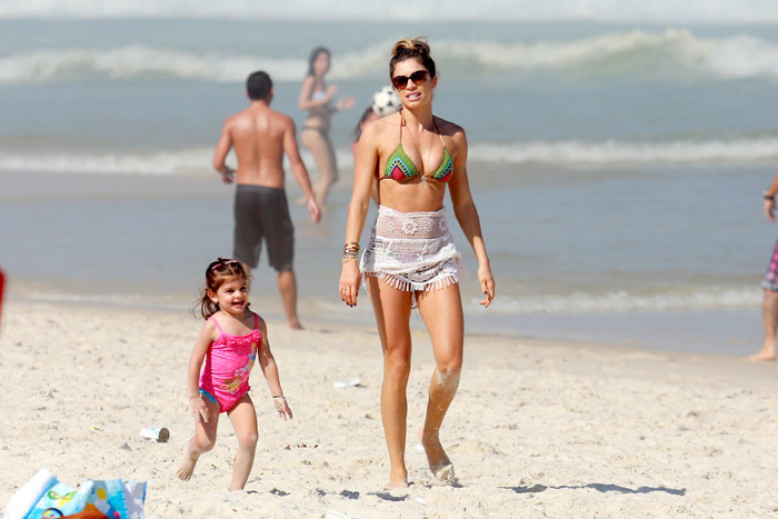 Grazi Massafera toma sol e curte praia com a filha
