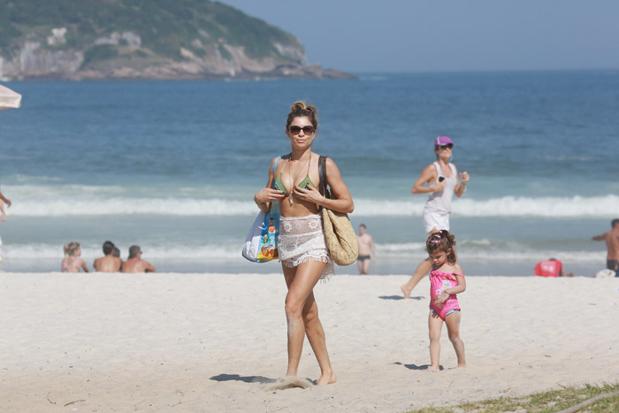 Grazi Massafera toma sol e curte praia com a filha