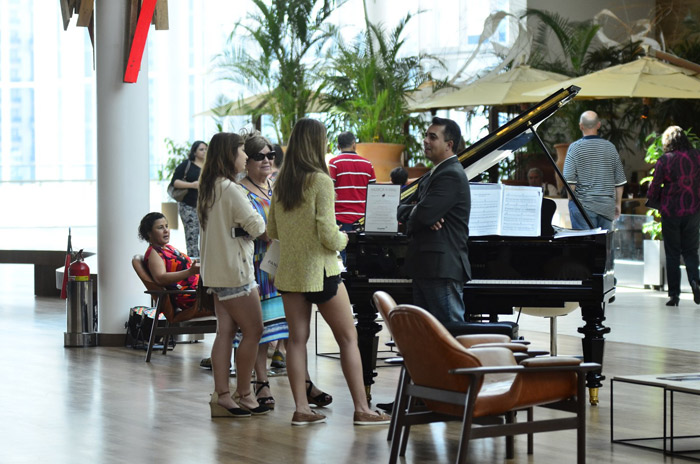 Juliana Paiva passeia no shopping com as amigas