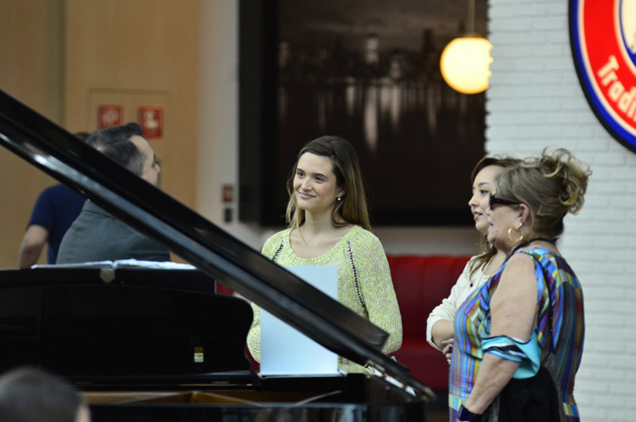 Juliana Paiva passeia no shopping com as amigas