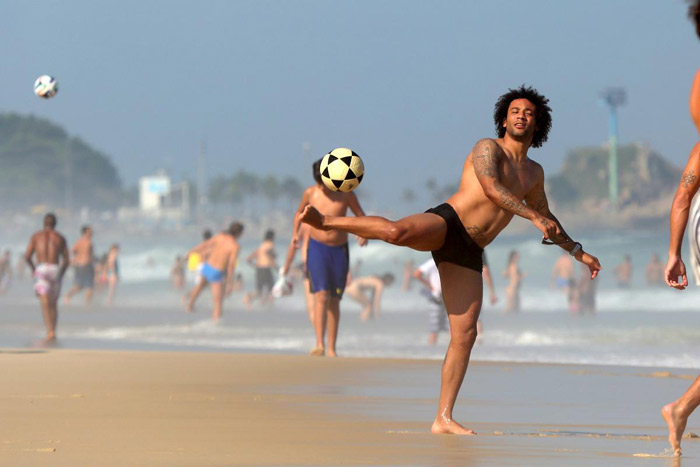 Lateral Marcelo mergulha e bate bola na praia de Ipanema