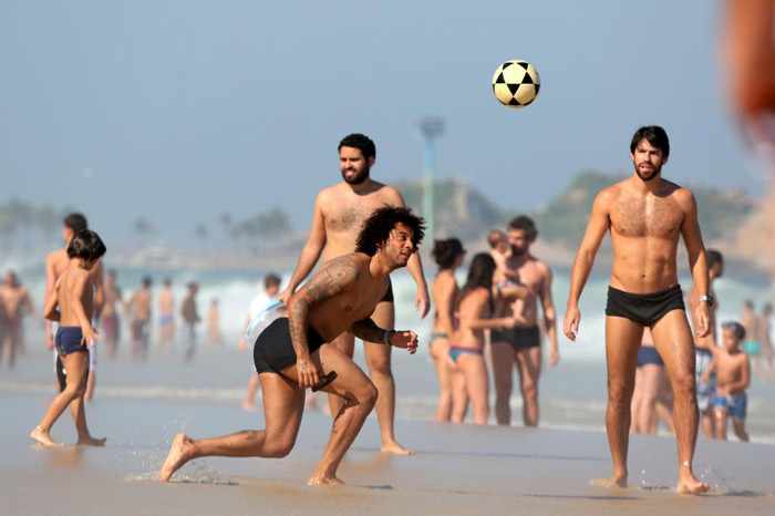 Lateral Marcelo mergulha e bate bola na praia de Ipanema