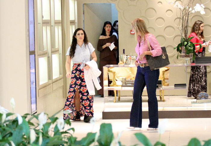 Lívian Aragão passeia com amigas em shopping carioca