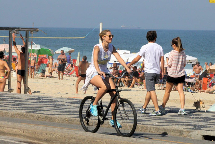 Luana Piovani pedala com o marido pela orla do Leblon