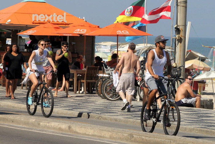 Luana Piovani pedala com o marido pela orla do Leblon