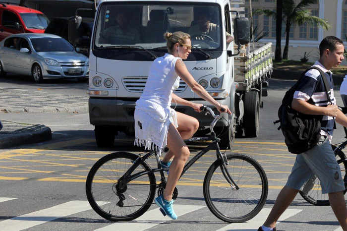 Luana Piovani pedala com o marido pela orla do Leblon