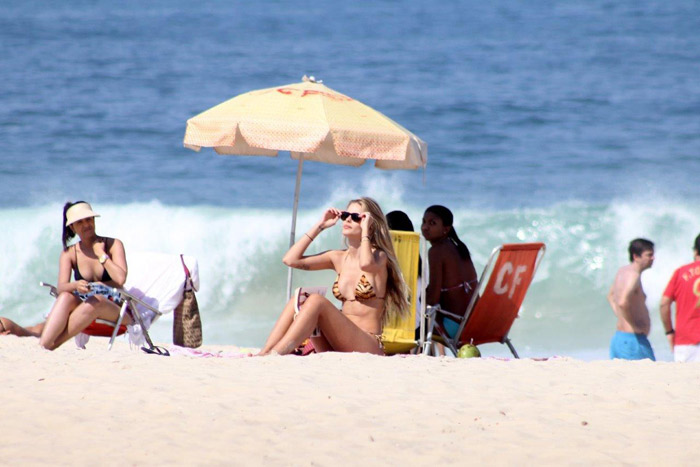 Yasmin Brunet toma sol na praia de Ipanema