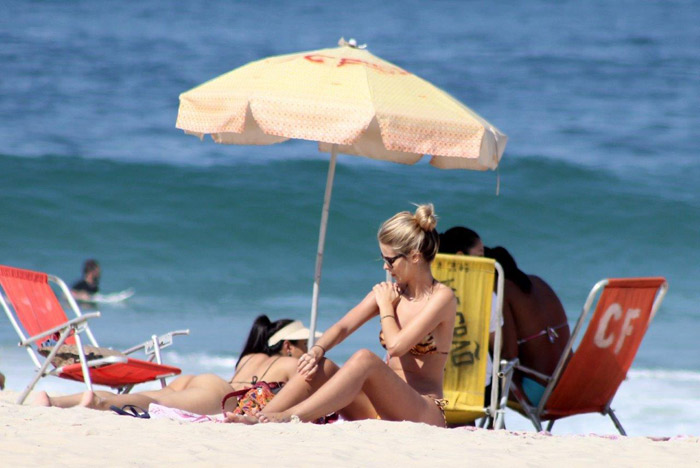 Yasmin Brunet toma sol na praia de Ipanema