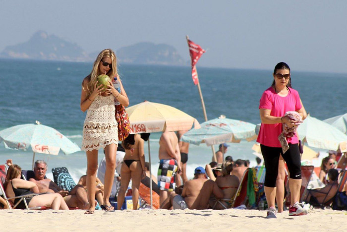 Yasmin Brunet toma sol na praia de Ipanema