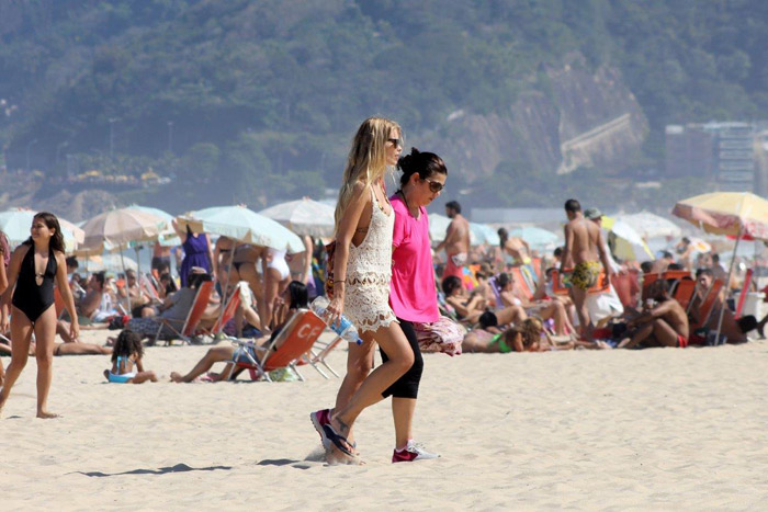 Yasmin Brunet toma sol na praia de Ipanema