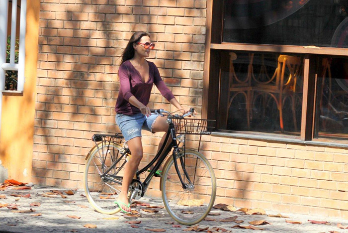 Carolina Ferraz curte passeio de bike pelas ruas do Leblon