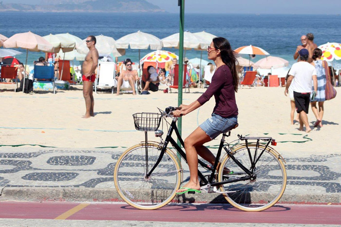Carolina Ferraz curte passeio de bike pelas ruas do Leblon