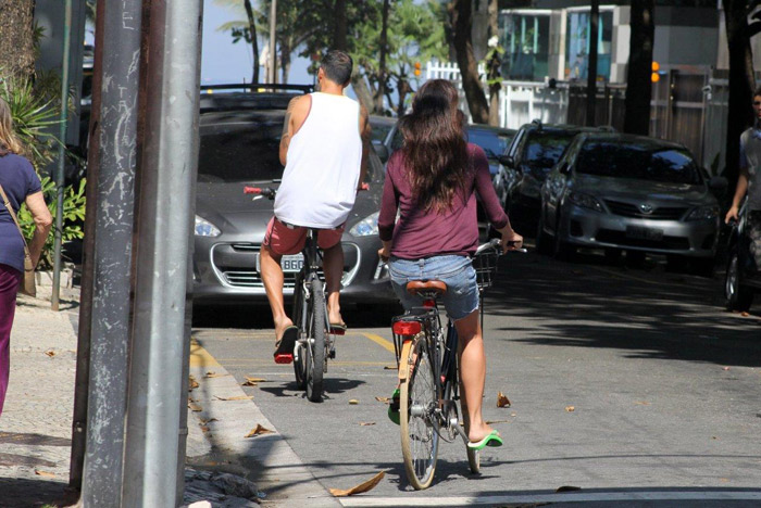 Carolina Ferraz curte passeio de bike pelas ruas do Leblon