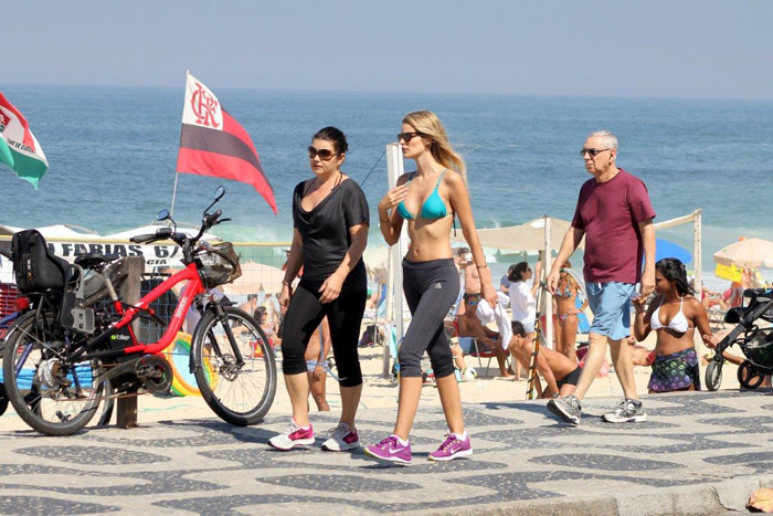 Com calor, Yasmin Brunet tira a camiseta para caminhar