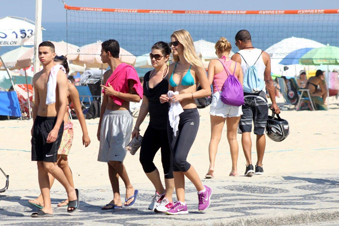 Com calor, Yasmin Brunet tira a camiseta para caminhar