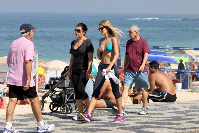 Com calor, Yasmin Brunet tira a camiseta para caminhar