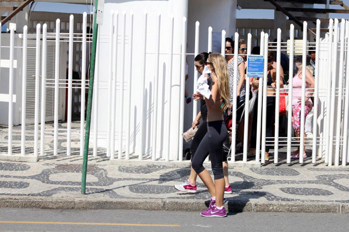 Com calor, Yasmin Brunet tira a camiseta para caminhar